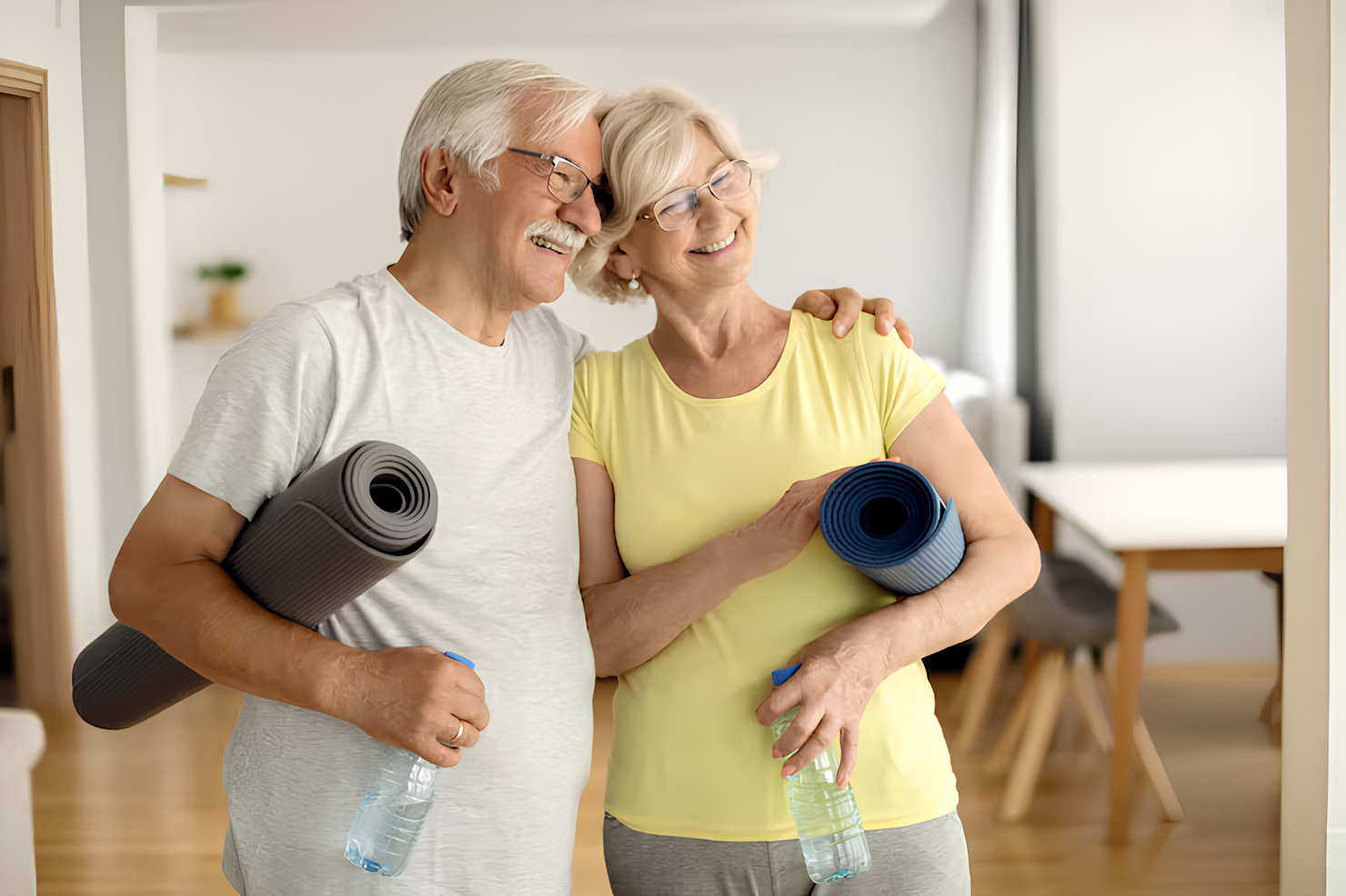 Casal de idosos felizes com tapetes de yoga, vivendo com saúde e tranquilidade na terceira idade